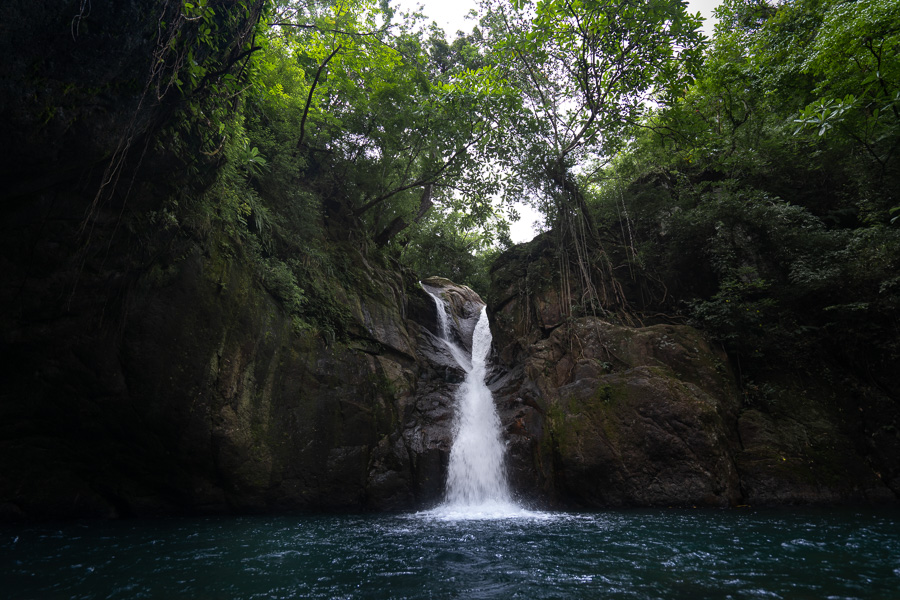 joguata waterfall cliff jump panama
