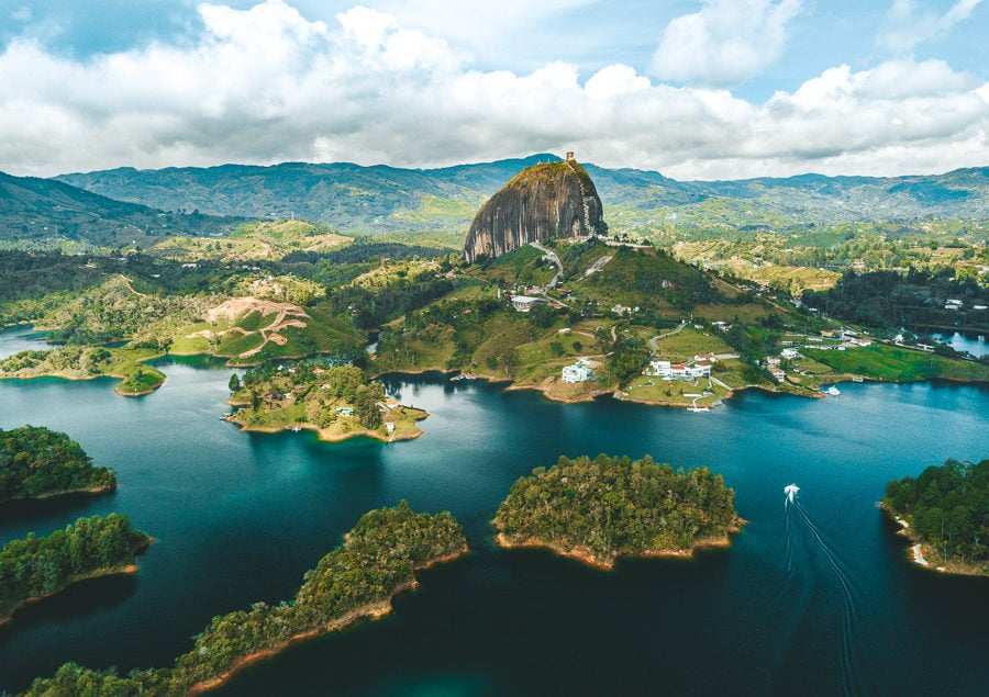 el penon al piedra, el penol, el penon de guatape, guatape rock, el penon, el penol guatape, la piedra del penol, medelling to guatape, getting from medellin to guatape, bus from medellin to guatape, guatape rock colombia