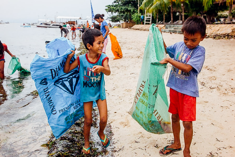 WAYS TO REDUCE PLASTIC POLLUTION FOR TRAVELERS
