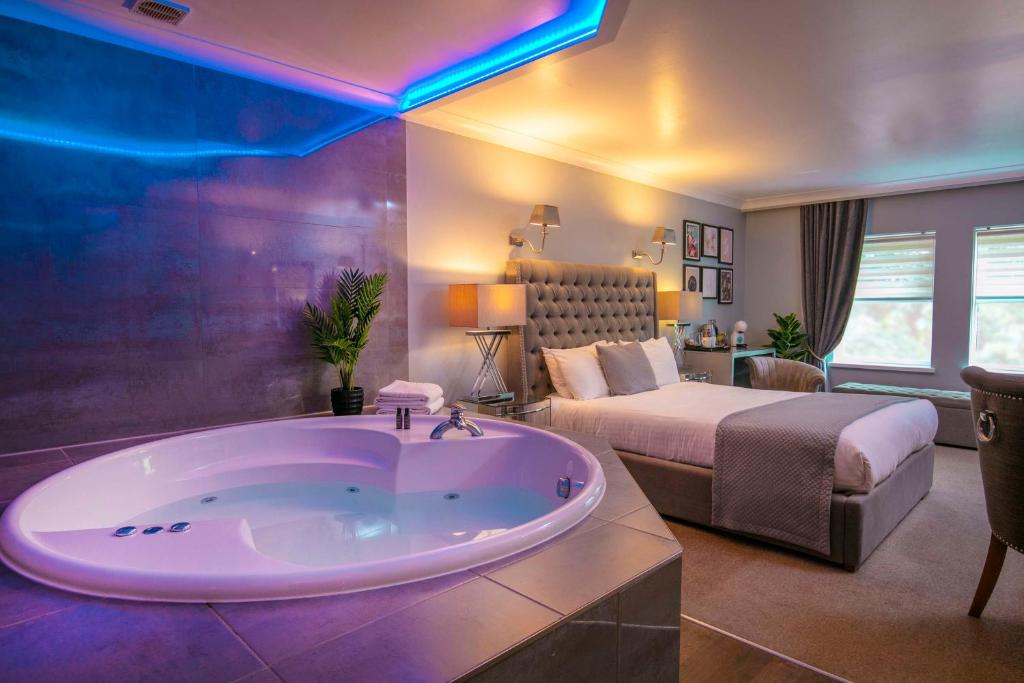 10 Best New Orleans Hotels with a Jacuzzi in the Room