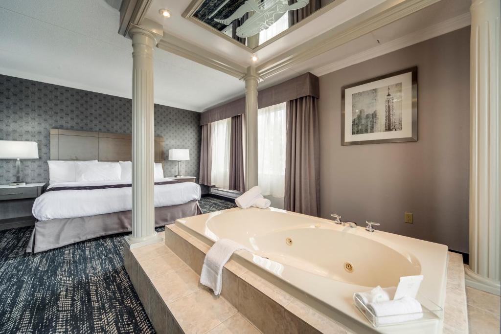 17 Best Toronto Hotels with a Jacuzzi in the Room